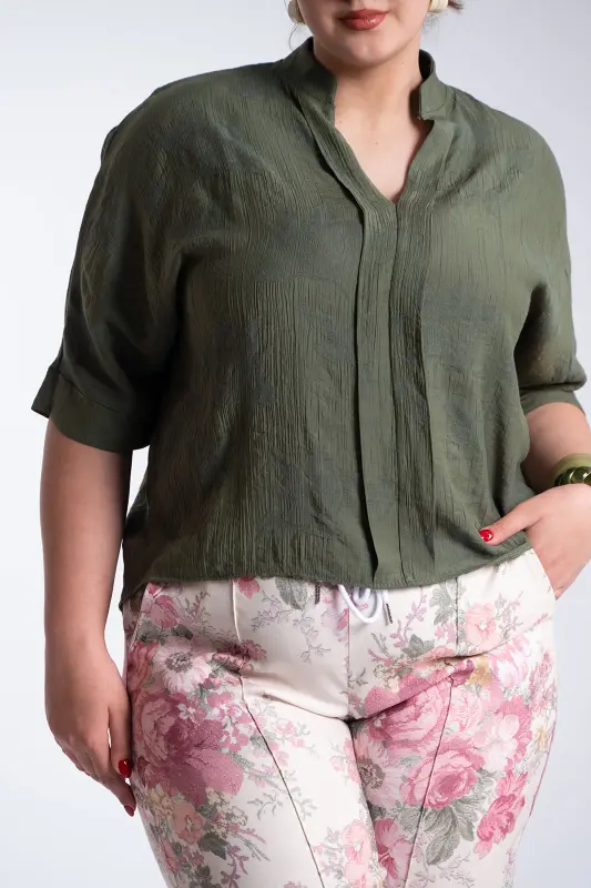 Loose-Fit Minimalist Blouse