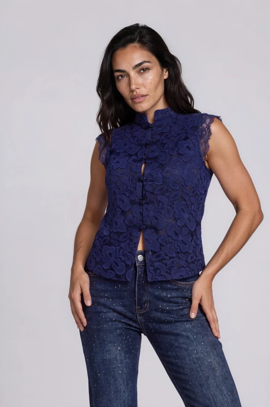 Shit Sleeveless With Floral Lace