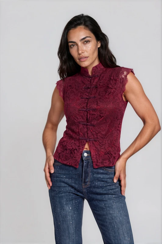 Shit Sleeveless With Floral Lace
