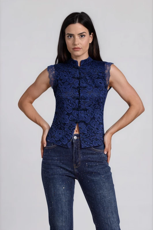 Shit Sleeveless With Floral Lace