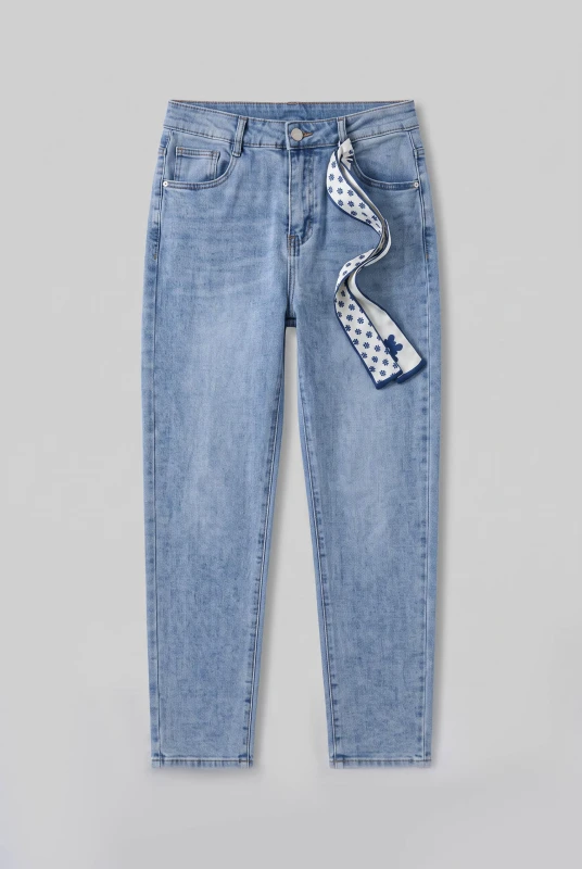 Mom Fit Jeans Scarf